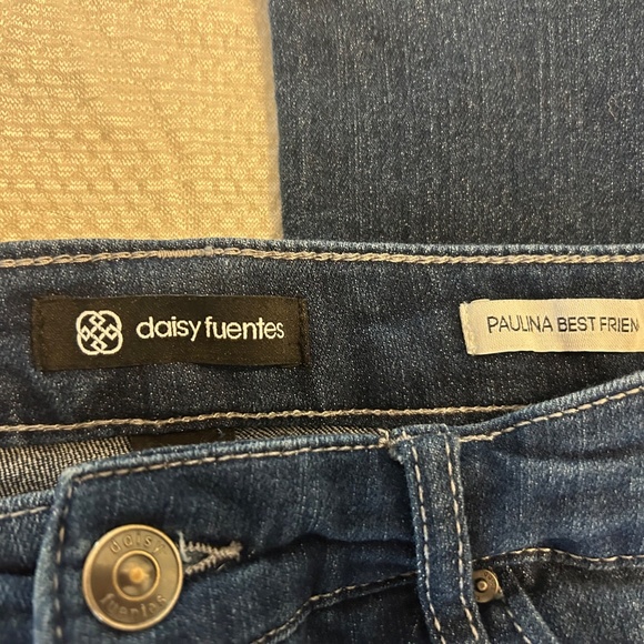 Women’s Daisy Fuentes Brand Embroidered Blue Jeans | Size‎ 6 - Picture 3 of 10